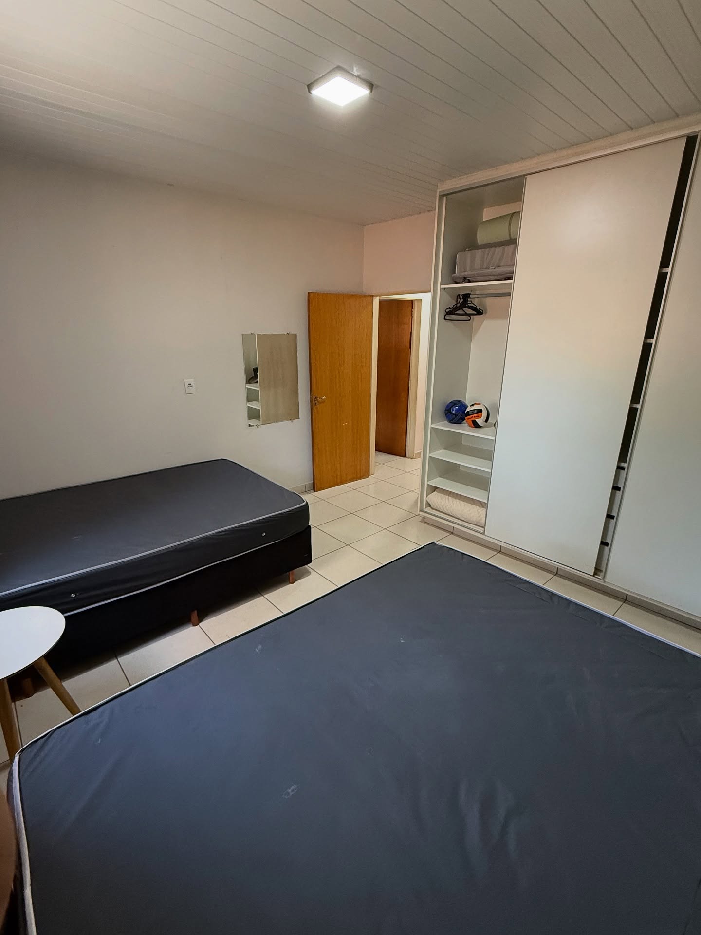 Quarto com duas camas de casal e ar-condicionado
