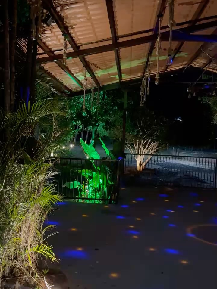 Salão fazenda com lustre rústico