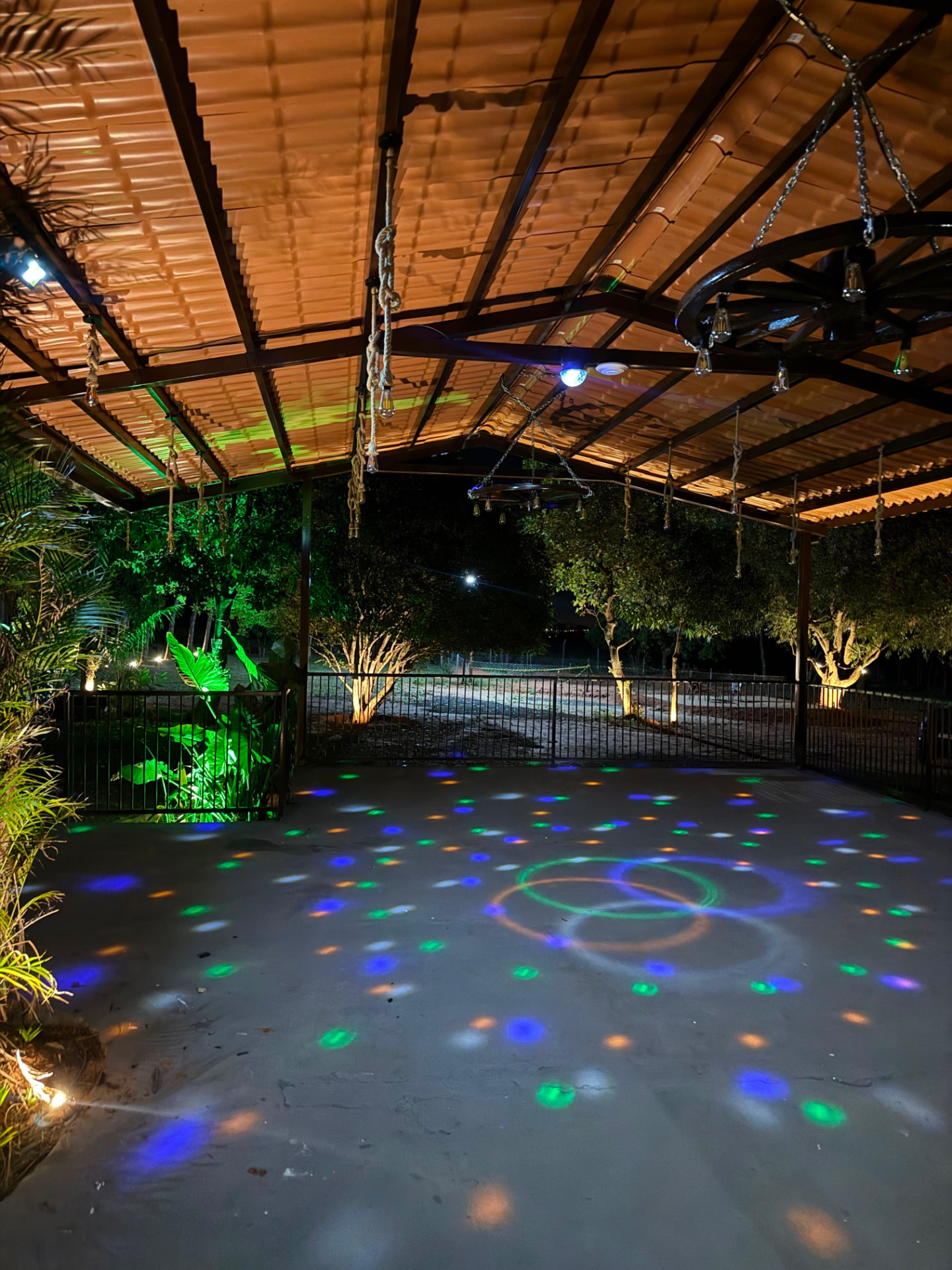 Pista de festa coberta com iluminação colorida à noite