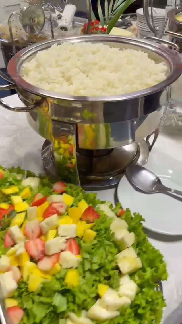 Buffet servido em réchaud durante evento