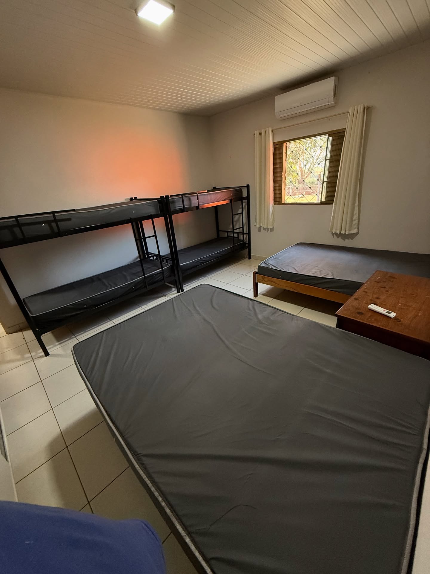 Quarto com beliches e ar-condicionado split
