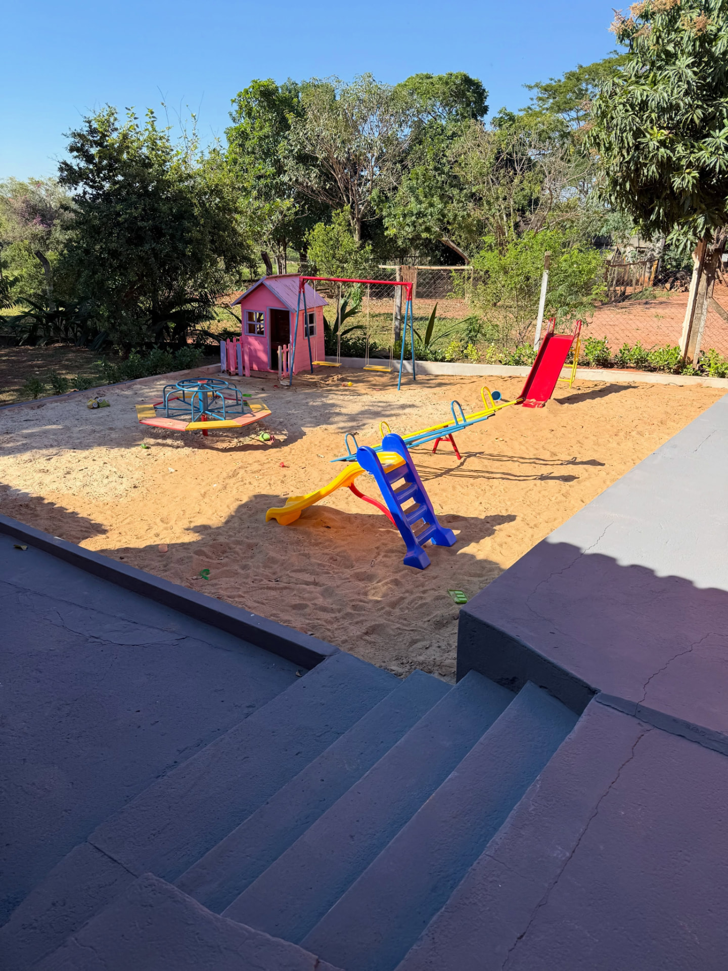 Parquinho infantil com casinha, escorregador e balanço