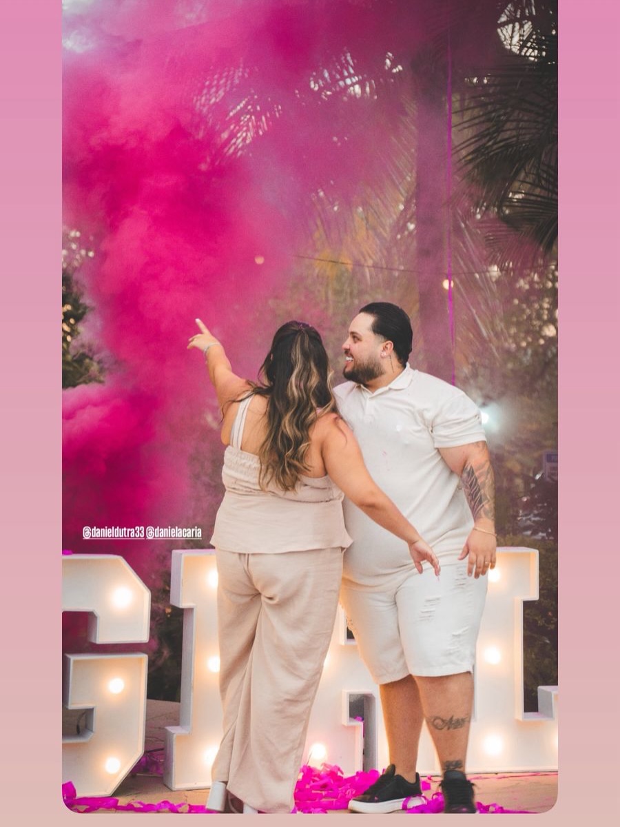 Casal celebrando chá revelação na chácara