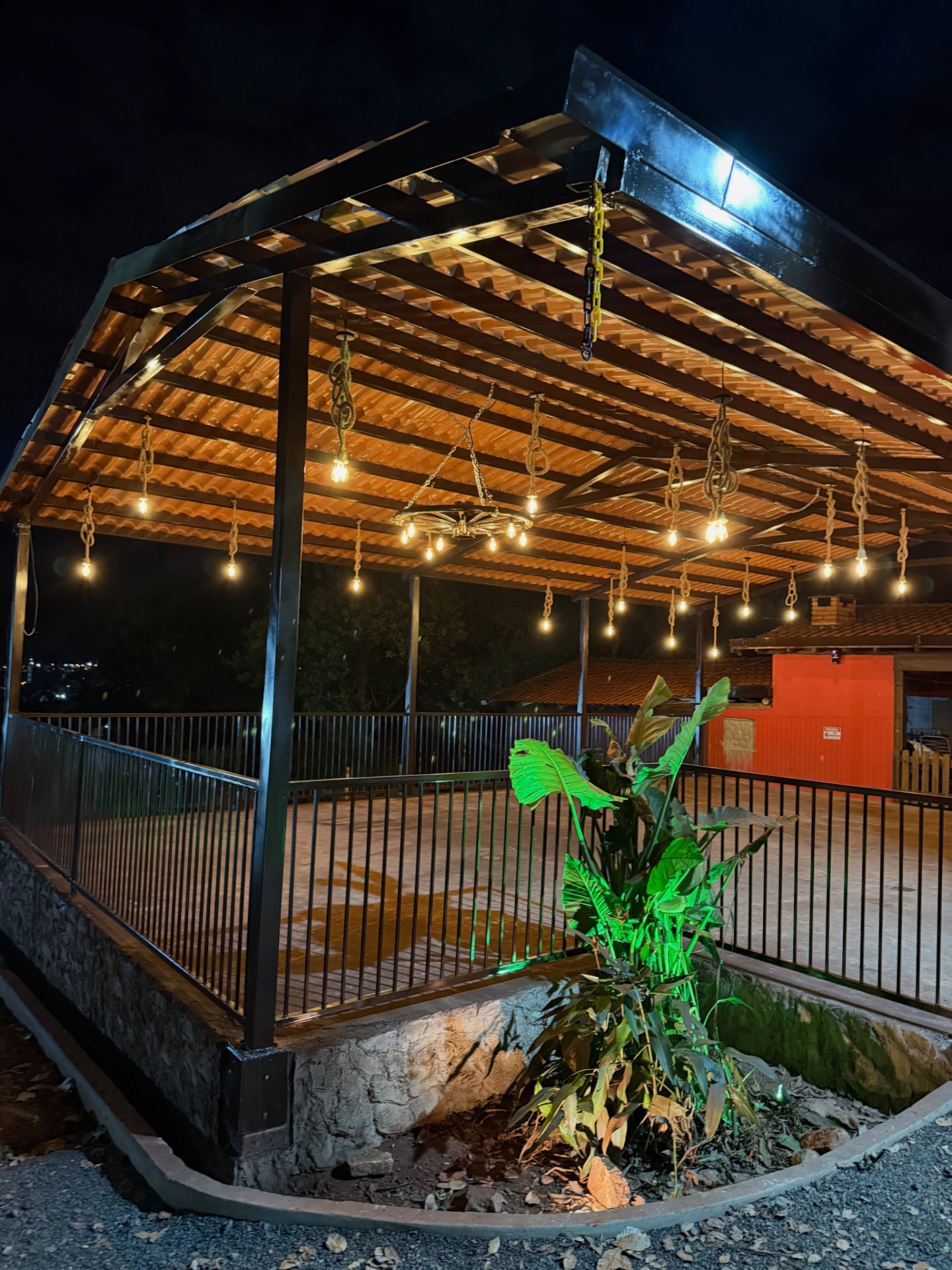 Novo salão fazenda iluminado à noite